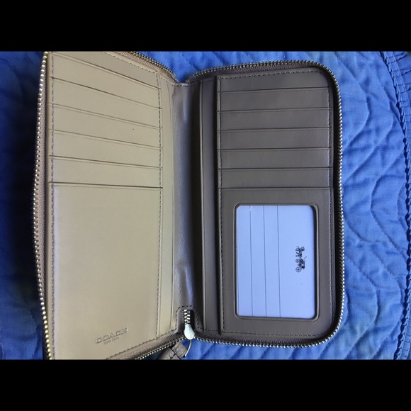 ❌SOLD❌ Coach Phone Wallet, NWT - Picture 8 of 11